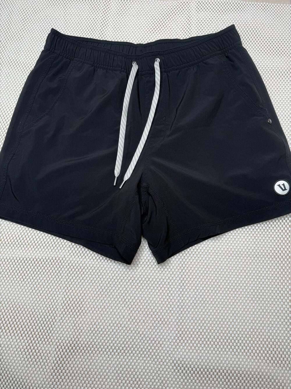 Vuori  Men’s Performance Shorts Size M Black Lined Drawstring
